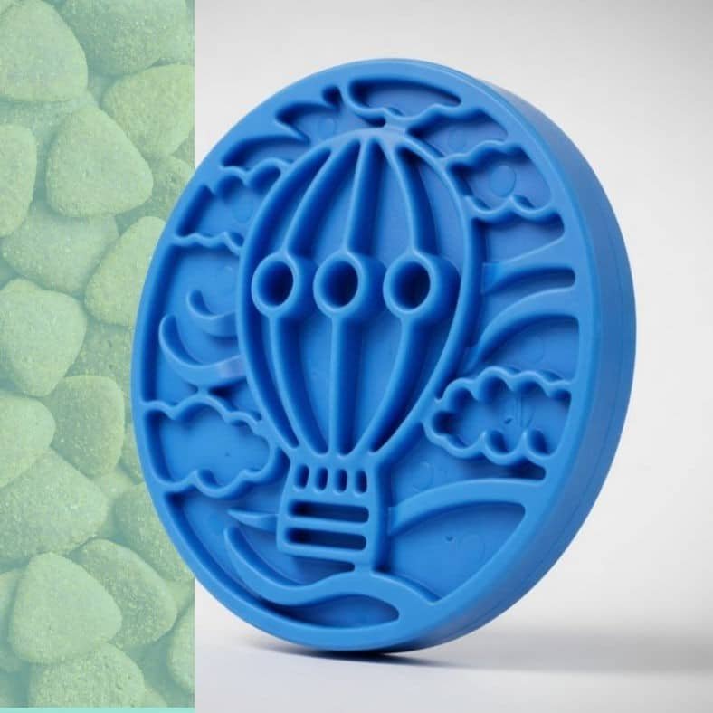 Photographie représentant un jouet indestructible pour gros chien. Disque jouet pour chien bleu en caoutchouc robuste, avec motif en relief d'une montgolfière, nuages et vagues.