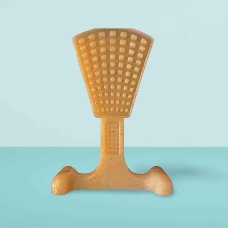 Jouet à mâcher beige moucheté de noir, avec des surfaces à picots. Conçu pour les gros chiens aux mâchoires puissantes.