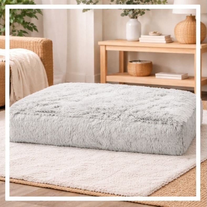 Panier pour chien XXL déhoussable gris rectangulaire, texture ultra-moelleuse à longs poils.